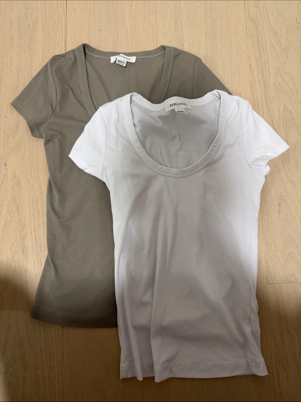 Reformation Short Sleeve Scoop Neck Tees - White & Olive Green